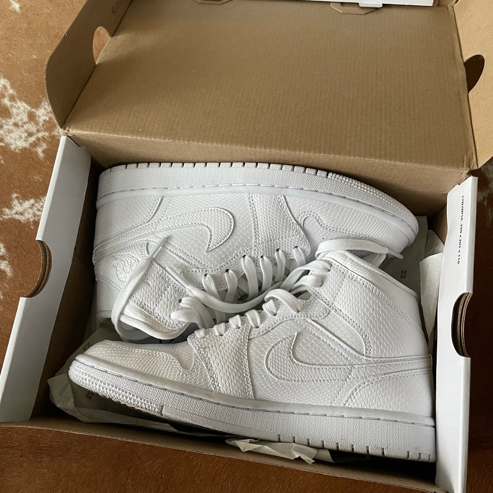 AIR JORDAN 1 MID "White Snakeskin"